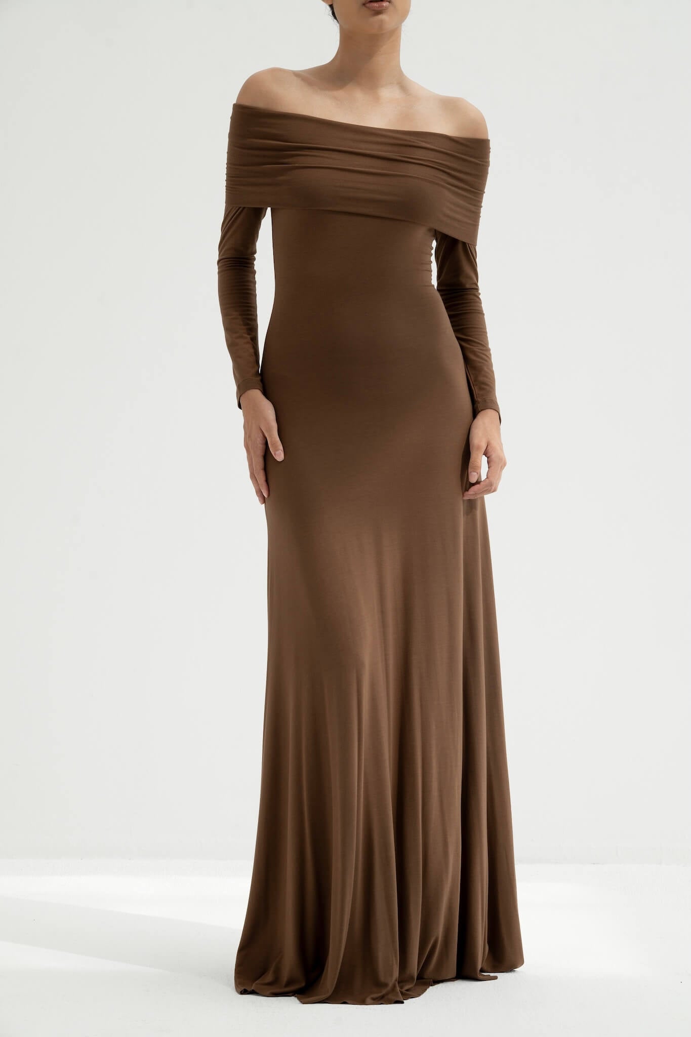 Vestido largo de manga larga con hombros descubiertos de punto de viscosa de Otis