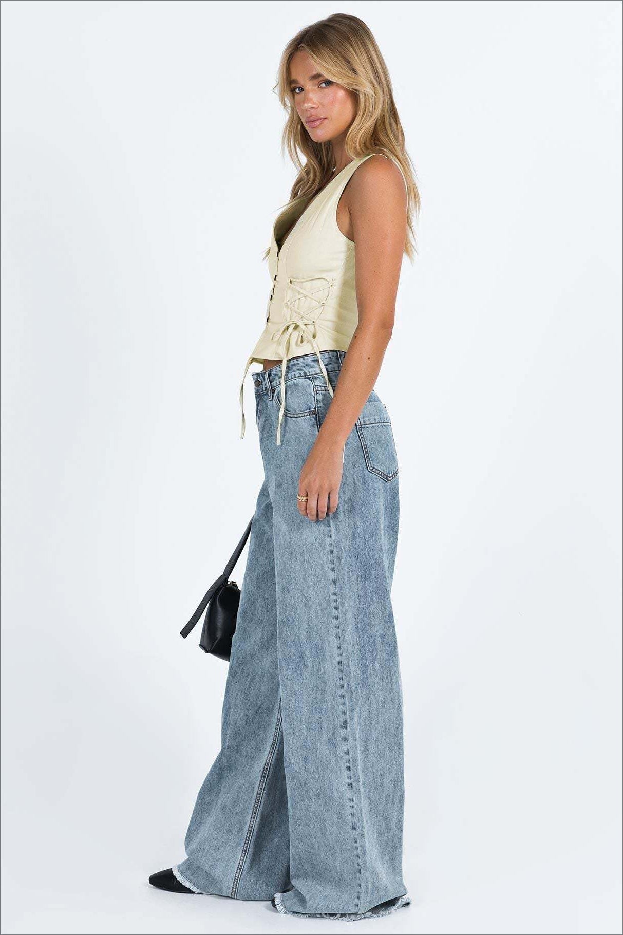 Vaqueros holgados con bajo sin rematar