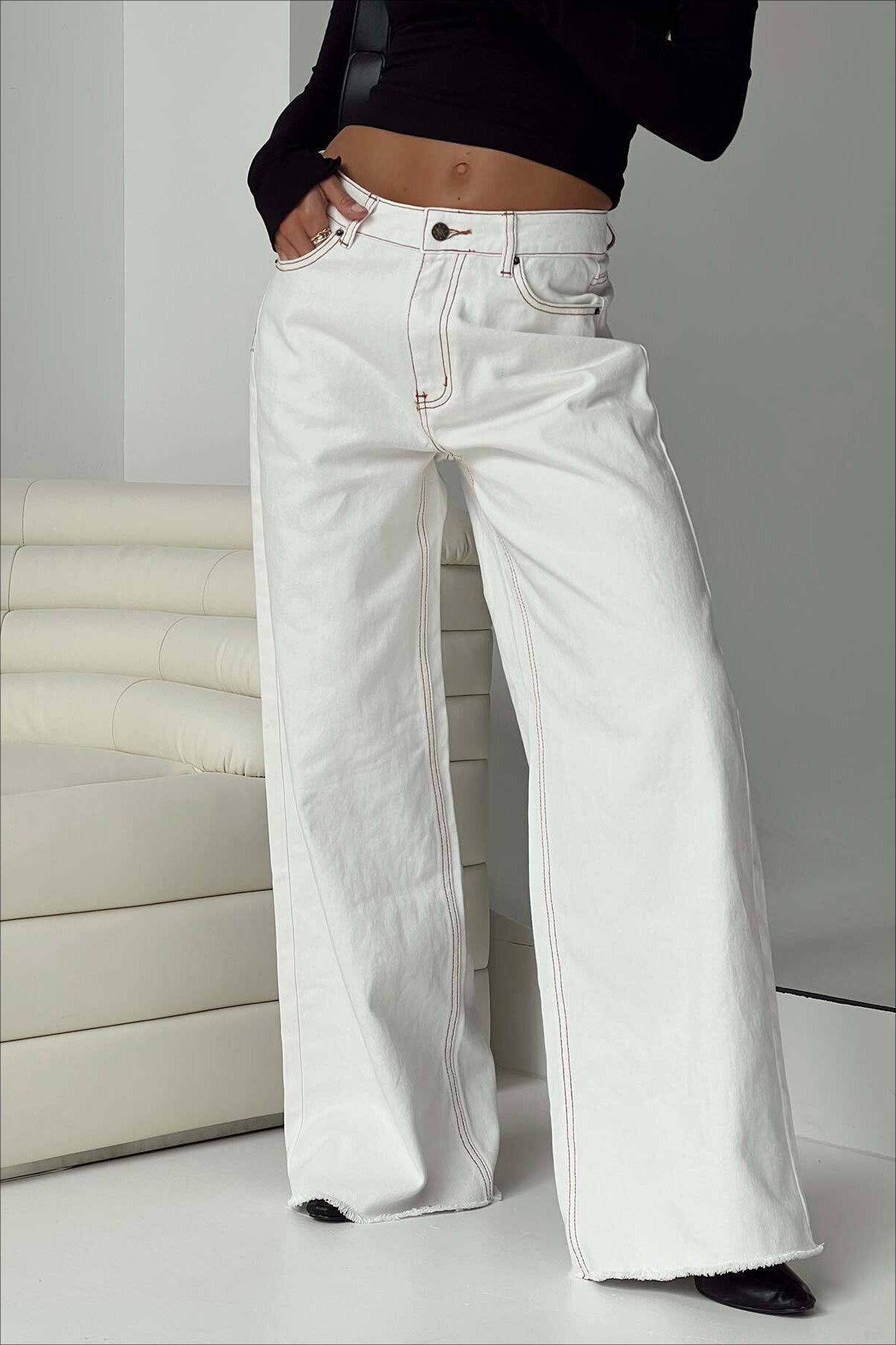 Vaqueros holgados con bajo sin rematar