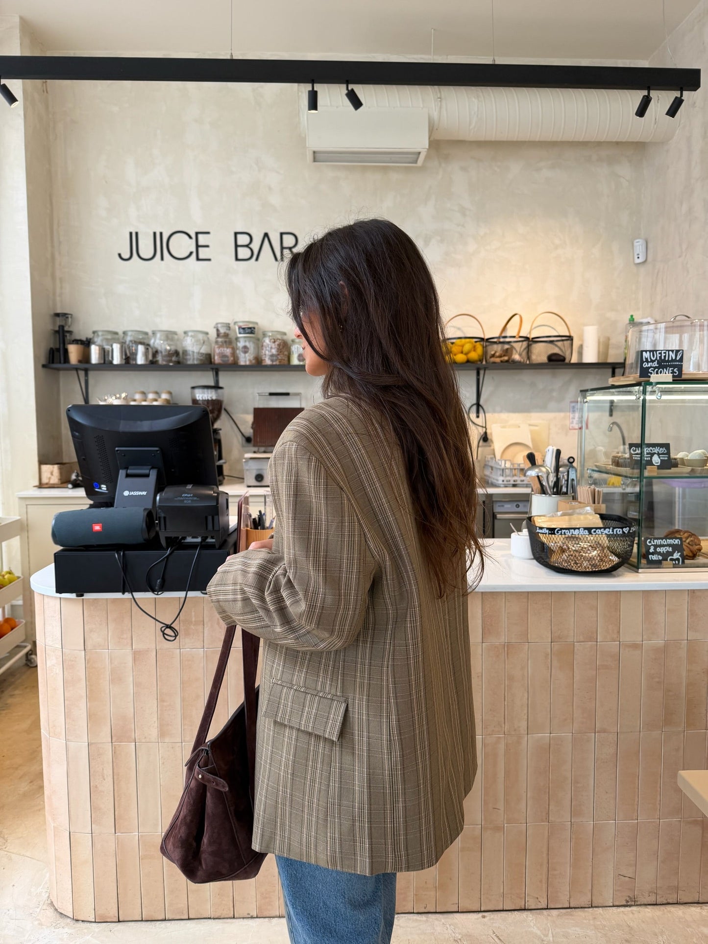 Blazer asimétrico a cuadros en color topo - RESERVA. Envíos del 13 al 20 de marzo