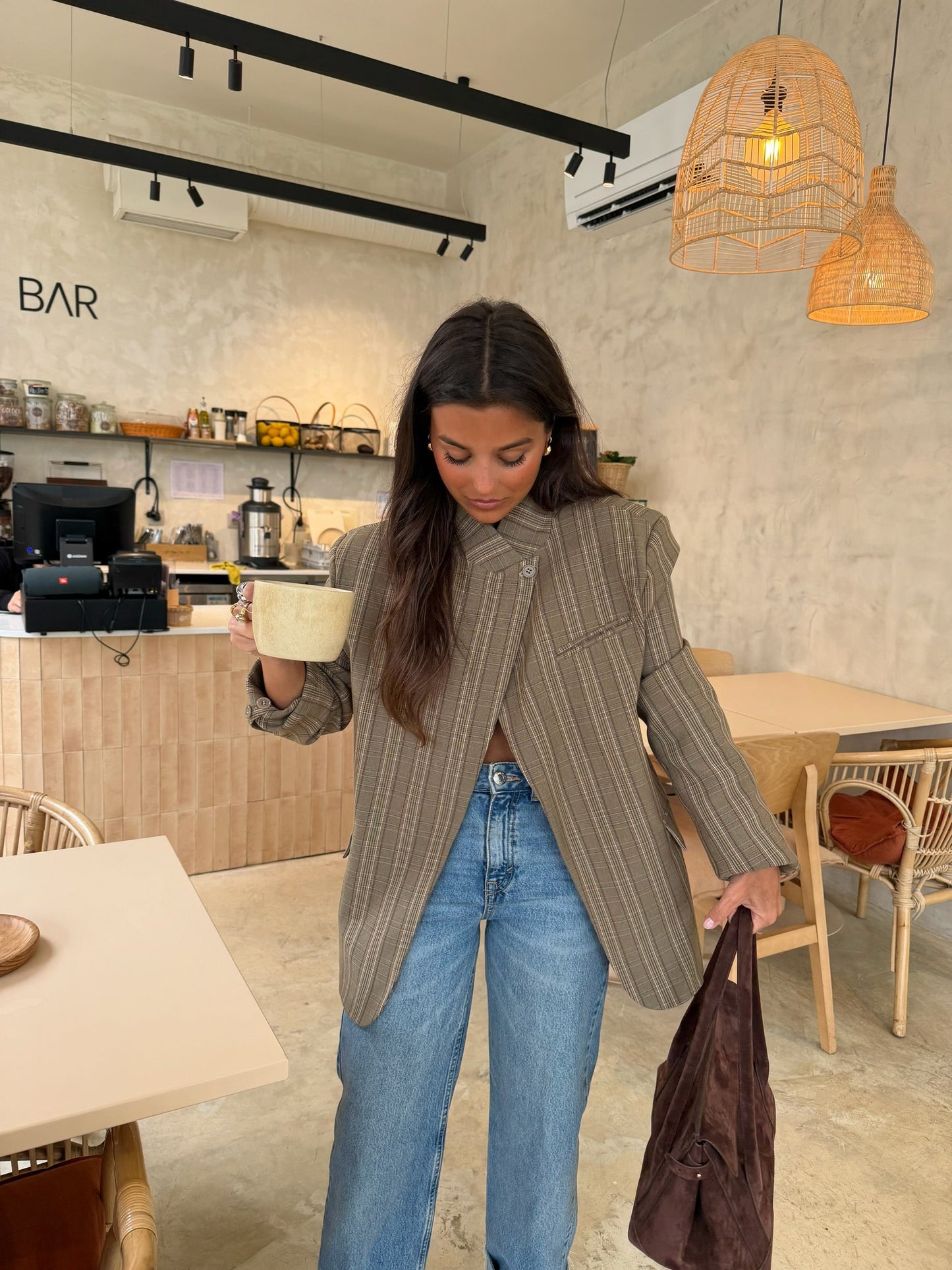 Blazer asimétrico a cuadros en color topo - RESERVA. Envíos del 13 al 20 de marzo