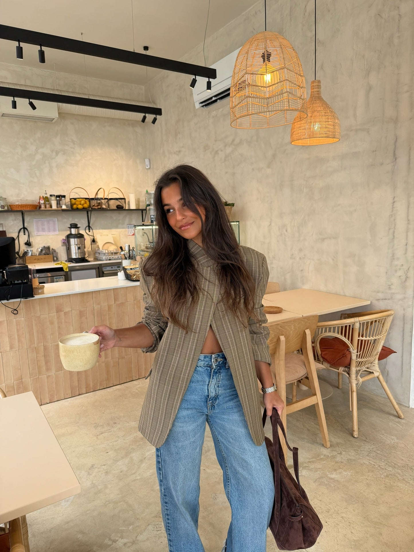 Blazer asimétrico a cuadros en color topo - RESERVA. Envíos del 13 al 20 de marzo