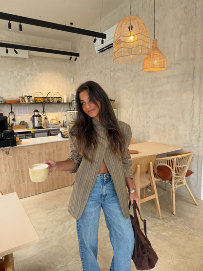 Blazer asimétrico a cuadros en color topo - RESERVA. Envíos del 13 al 20 de marzo