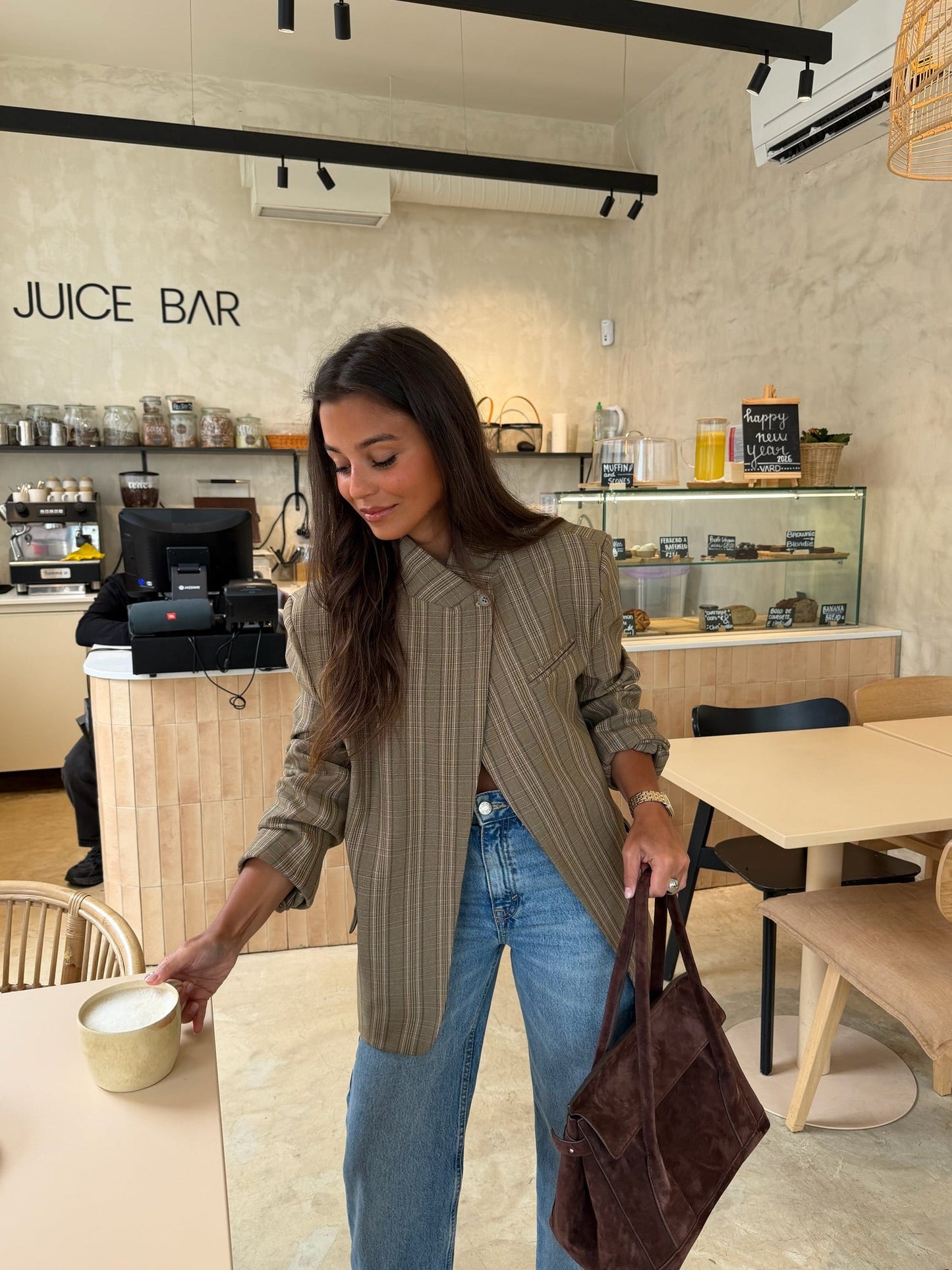 Blazer asimétrico a cuadros en color topo - RESERVA. Envíos del 13 al 20 de marzo