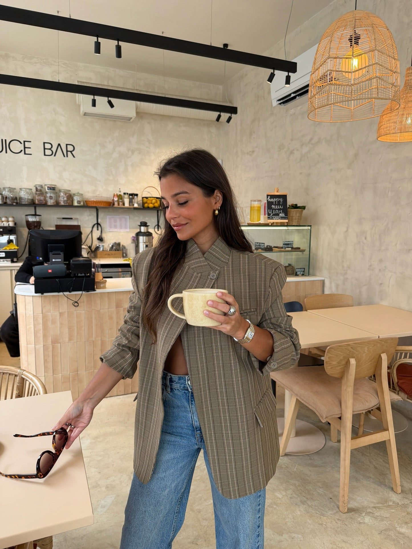 Blazer asimétrico a cuadros en color topo - RESERVA. Envíos del 13 al 20 de marzo