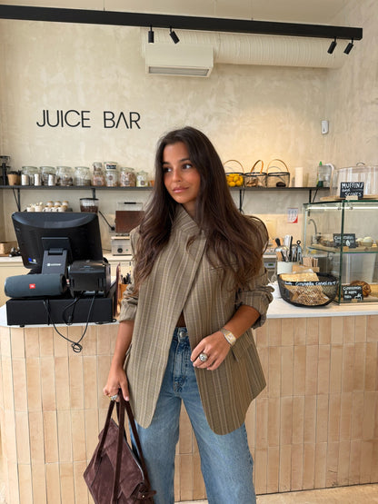 Blazer asimétrico a cuadros en color topo - RESERVA. Envíos del 13 al 20 de marzo