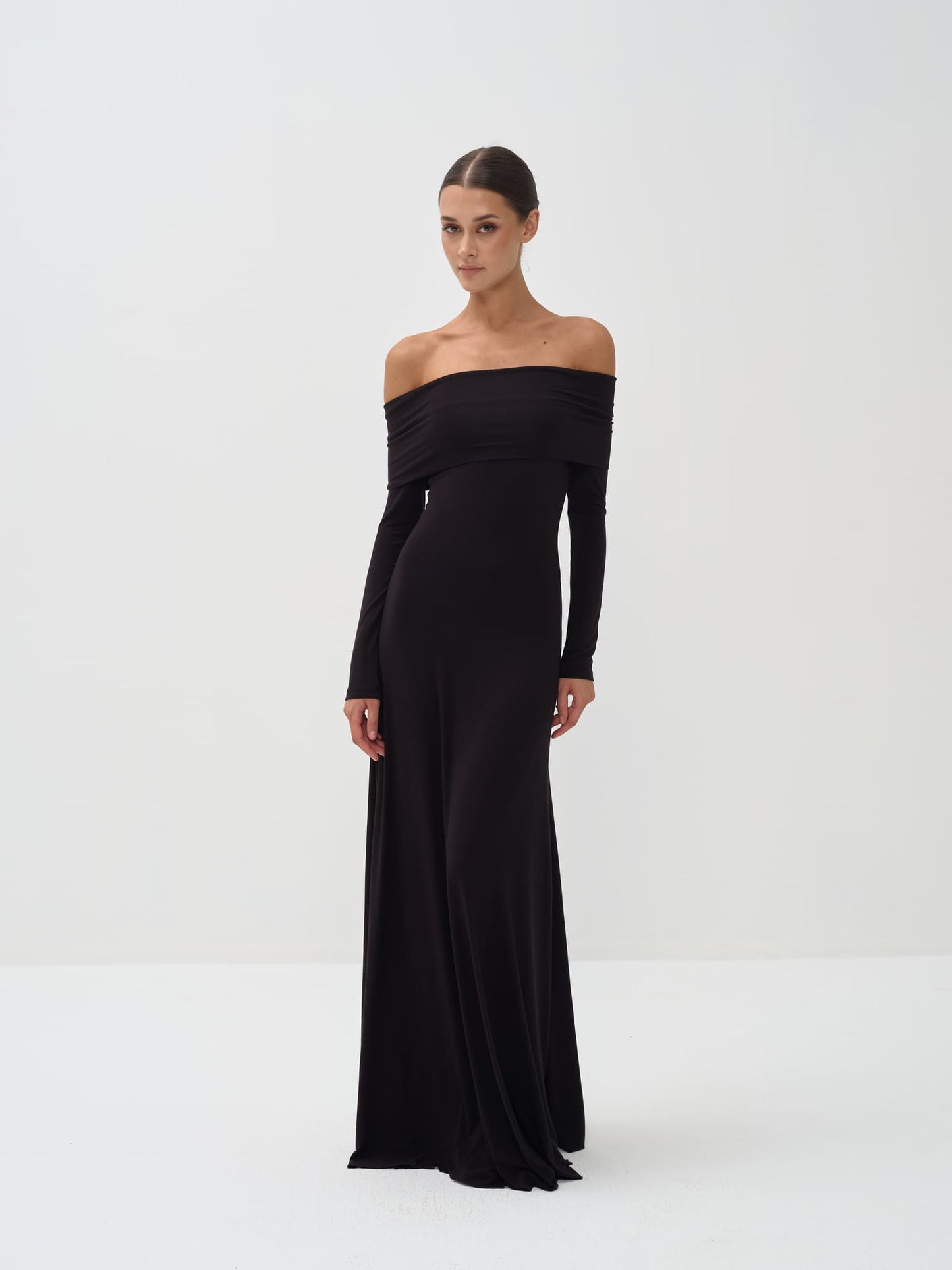 Vestido largo de manga larga con hombros descubiertos de punto de viscosa de Otis