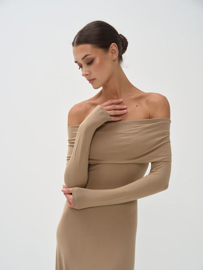 Vestido largo de manga larga con hombros descubiertos de punto de viscosa de Otis