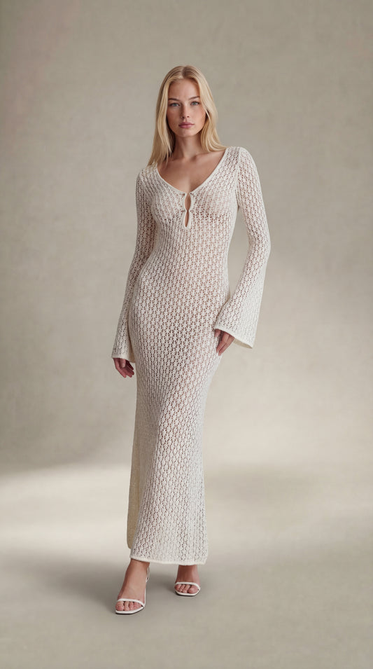 Vestido largo con mangas acampanadas y corte en forma de cola de pez de Kayleigh Crochet - Blanco